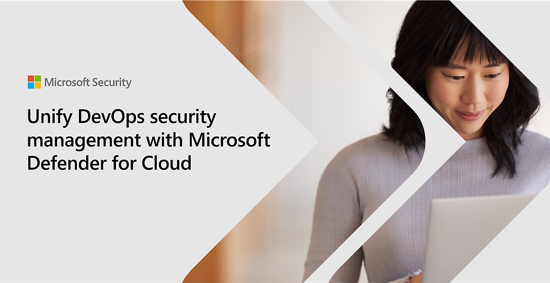 صورة بعنوان "إدارة أمان DevOps الموحدة مع Microsoft Defender for Cloud" بجانب امرأة تبتسم أثناء النظر إلى جهاز الكمبيوتر المحمول الخاص بها.