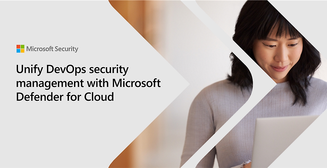 En bild med namnet "Unified DevOps security management with Microsoft Defender for Cloud" bredvid en kvinna som ler medan hon tittar på sin bärbara dator.