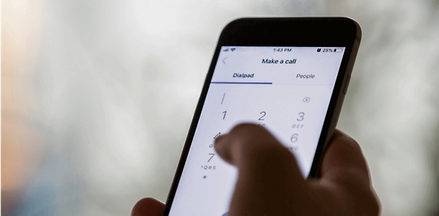 Мобильный телефон в руке: осуществляется вызов в Teams с помощью панели набора номера