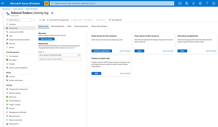 En användare kontrollerar åtkomst i en aktivitetslogg för en prenumeration i Azure.