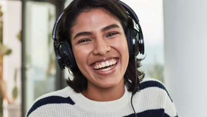 Uma pessoa sorrindo enquanto usa um auricular. 