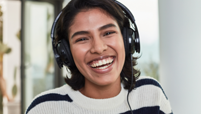 Una persona con auriculares.