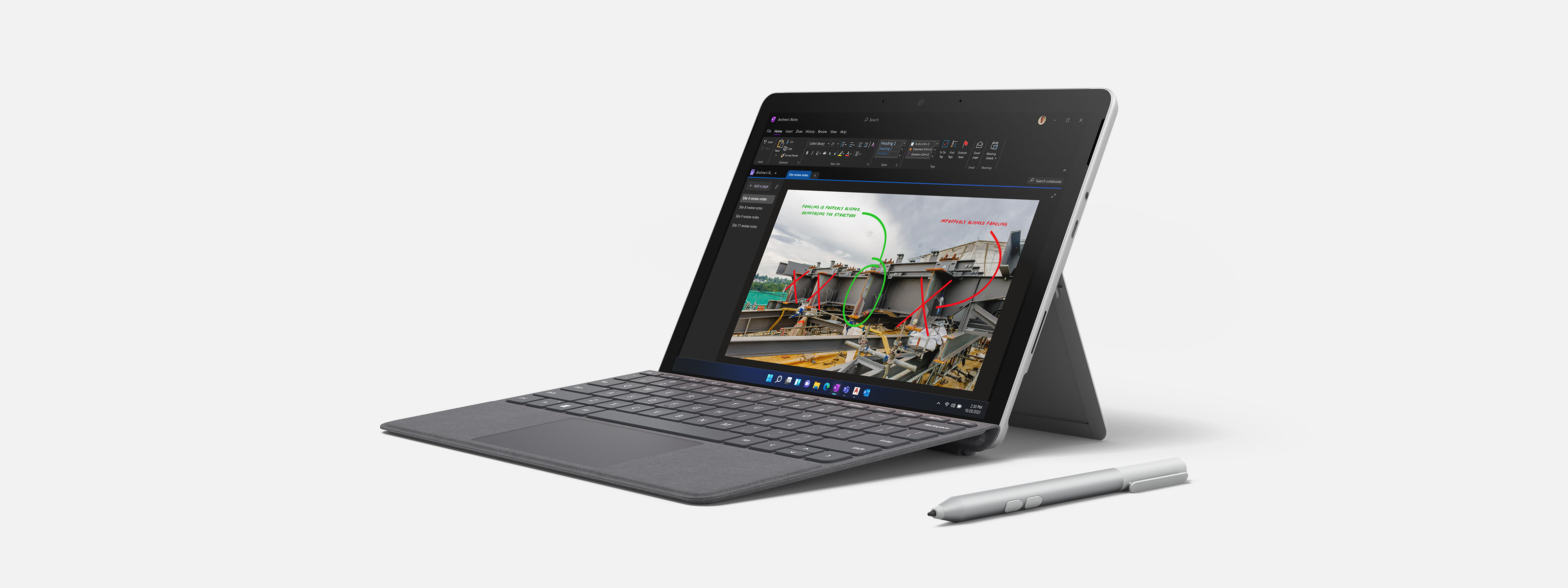 Microsoft Business Pen ved siden av en Surface Go-enhet med notater skrevet på skjermen.