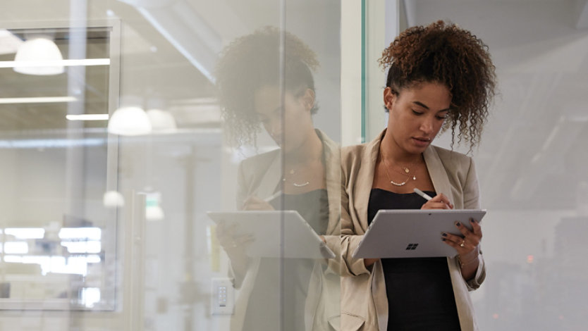 Immagine di una donna che lavora su un tablet Surface