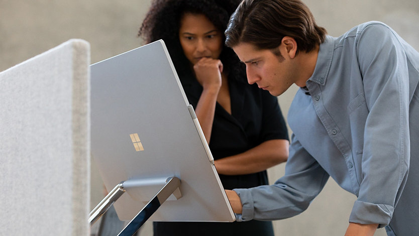 Afbeelding van mensen aan het werk op een computer