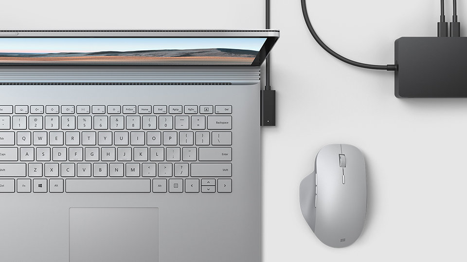 Zařízení Surface na stole připojené k dokovací stanici Surface Dock.