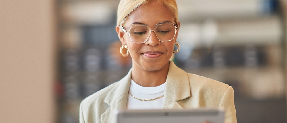 Une femme debout et tenant une tablette à la main