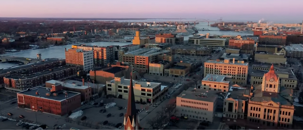 Luchtfoto van een stadslandschap met een combinatie van commerciële en residentiële gebouwen met een rivier en brug 