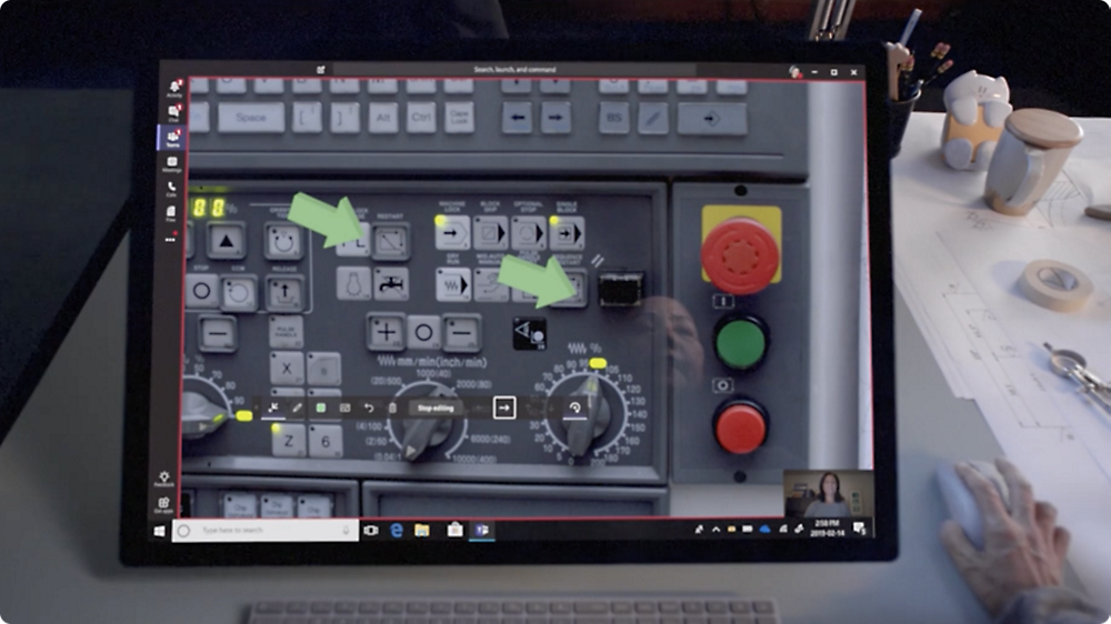 Egy ipari vezérlőpanel részletes közelképe egy számítógép-képernyőn. 