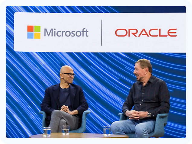Två män som sitter i stolar och pratar om Microsoft och Oracle.