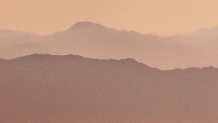 Ein dekoratives Bild mit schemenhaft angedeuteten Bergen