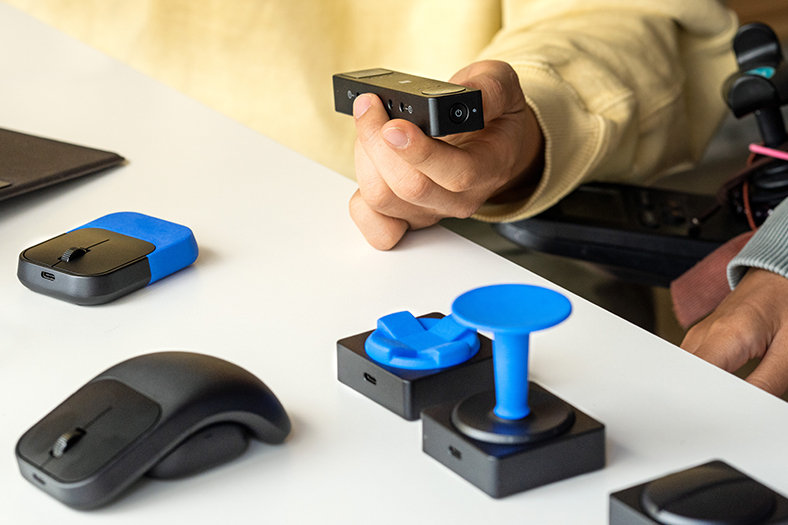 Een close-up van de beschikbare accessoires van Microsoft Adaptive, waaronder een muis die op verschillende manieren kan worden vastgehouden.
