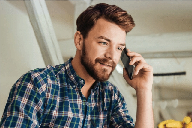 En person i ett samtal på sin mobiltelefon