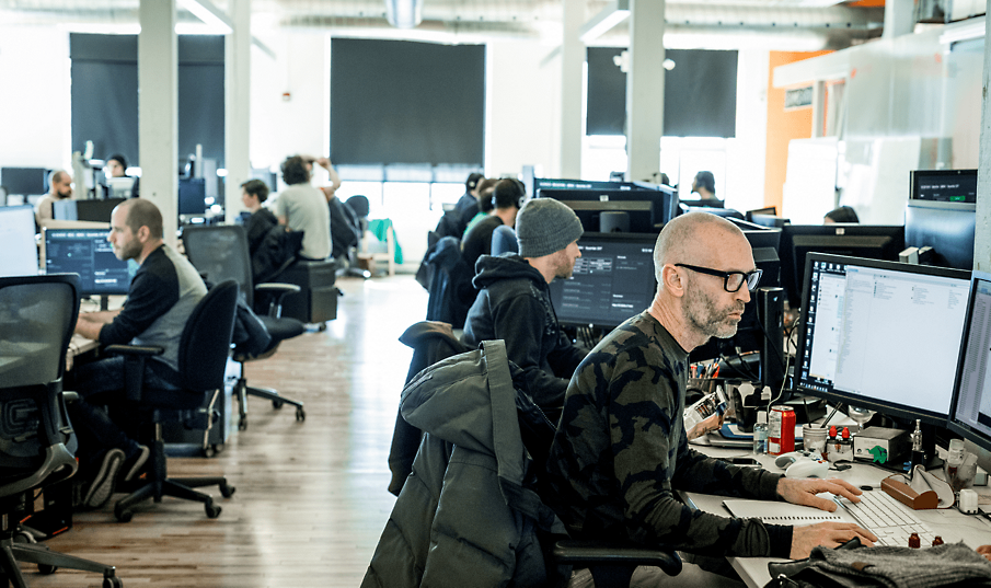 Un bureau à concept ouvert avec des personnes travaillant à leur bureau