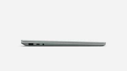 Platinanvärinen Surface Laptop 5 suljettuna ja sivulta käytettävissä olevien porttien näyttämiseksi.