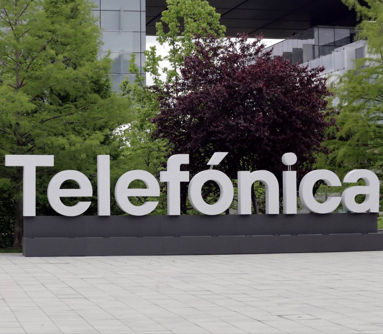 A large sign displaying the word "Telefónica" is situated outdoors