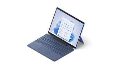 Een Surface Pro 9 in saffierblauw met toetsenbord en Slim Pen 2