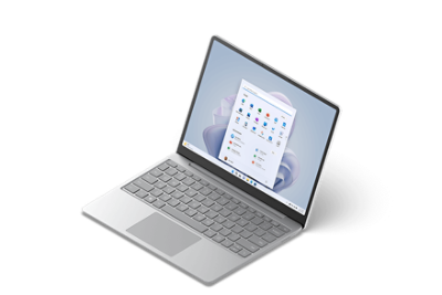 Kolmen neljänneksen näkymä platinanvärisestä Surface Laptop Go 3 -laitteesta.