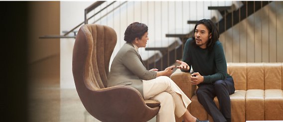 Deux personnes assises sur une chaise