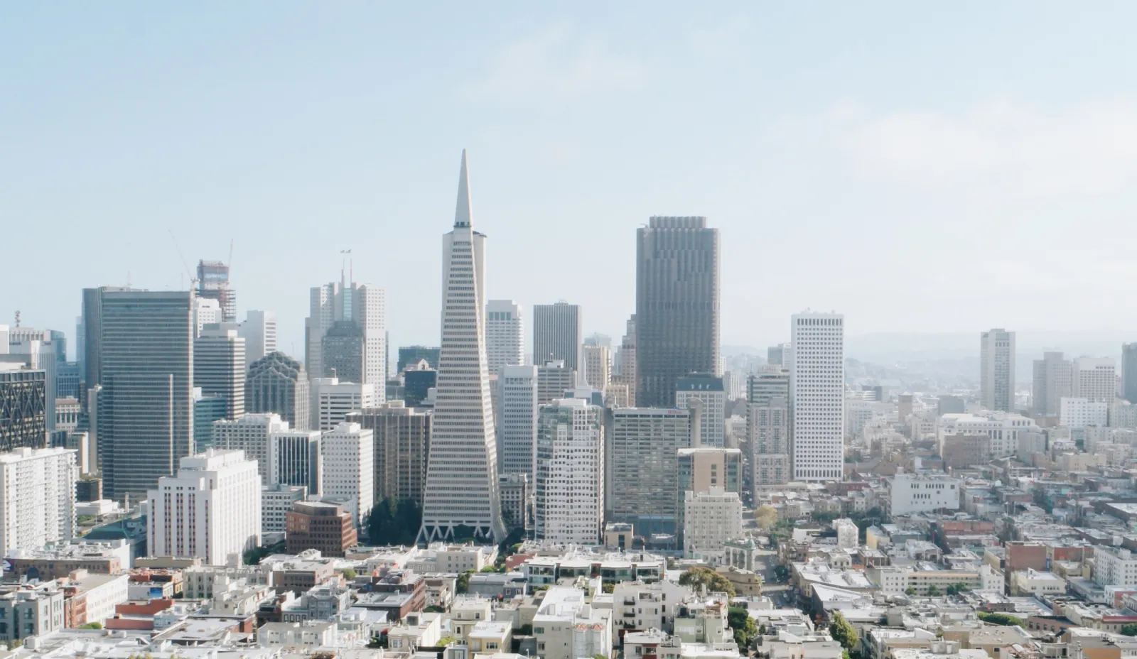 Blick aus der Luft über die niedrigen Gebäude von San Francisco auf den Finanzdistrikt in der Innenstadt