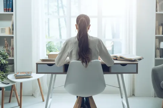 Une femme assise à un bureau