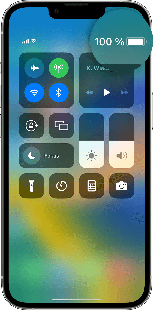 iPhone-Bildschirm mit Kontrollzentrum, das eine Batterieladung von 100 % anzeigt