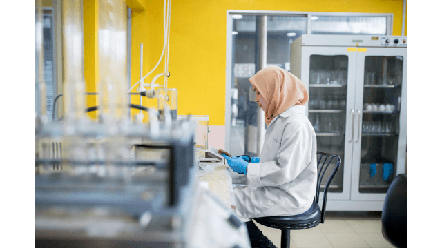 Young woman working in a research laboratory.