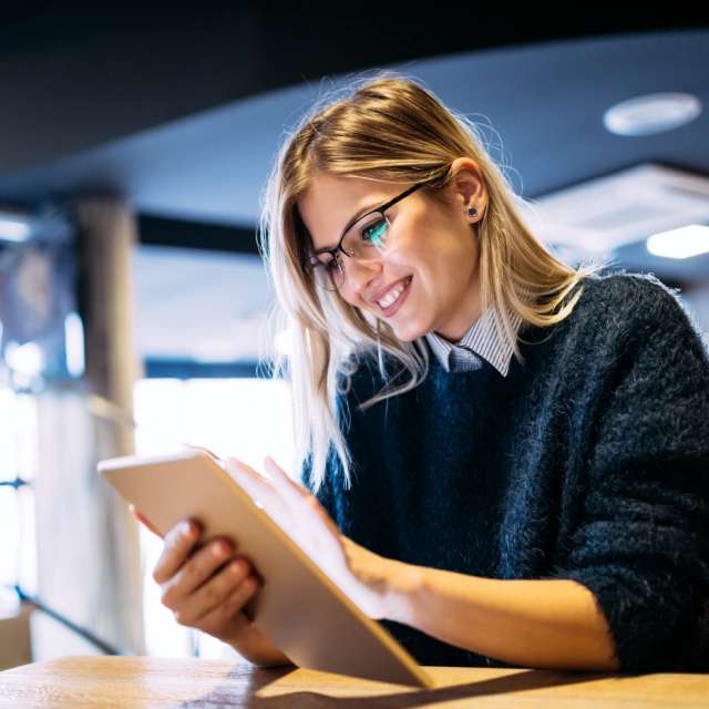 conga-woman-on-tablet-streamline-documents