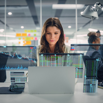 Une femme au travail sur un ordinateur portable virtuel