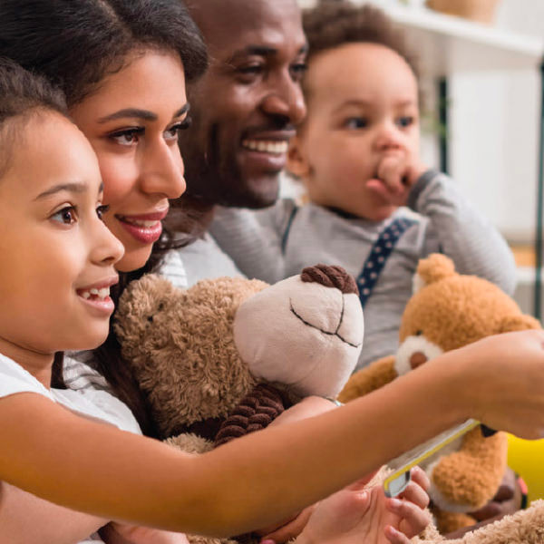 Eine vierköpfige Familie genießt die gemeinsame Zeit