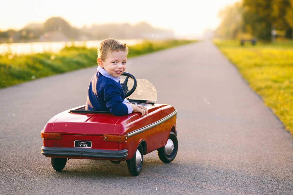 Jongentje onderweg in auto