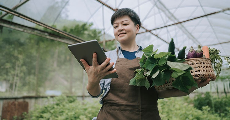 1268637009_FB-Food-beverage-farm-woman-ipad_PortraitIso_FoodBev_Getty_752x394.jpg