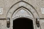 L’ingresso di Rocca Salimbeni, sede del Monte dei Paschi, nel cuore di Siena