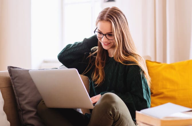 Kvinde med en telefon og kreditvurderingsappen på displayet