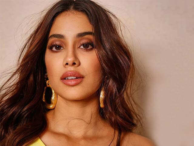 How To Achieve Janhvi Kapoor’s Sun-Kissed Glowy Makeup Look