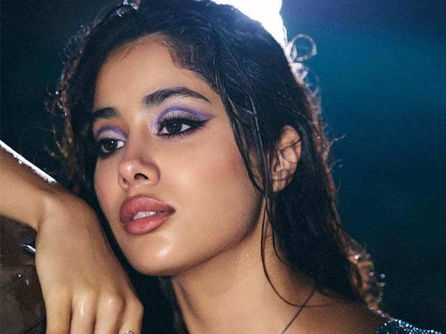 We’re Crushing On Janhvi Kapoor’s Purple Lids; How To Try It Out At Home