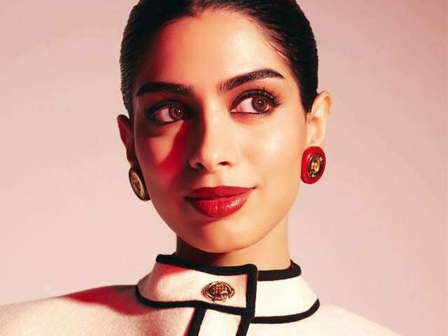 How To Wear A Bold Red Lip Like Khushi Kapoor