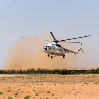 Helikopteri laskeutuu Sudanissa.  Photo: WFP/Ala Kheir