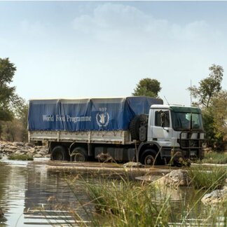 WFP:n kuorma-auto toimittaa elintarvikkeita ja muita avustustarvikkeita Sudanin syrjäisiin yhteisöihin.