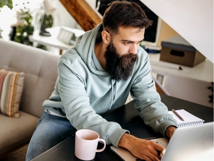 Jeune homme travaillant à domicile.