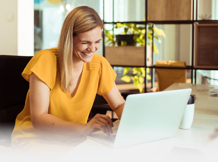 Employée de bureau souriante