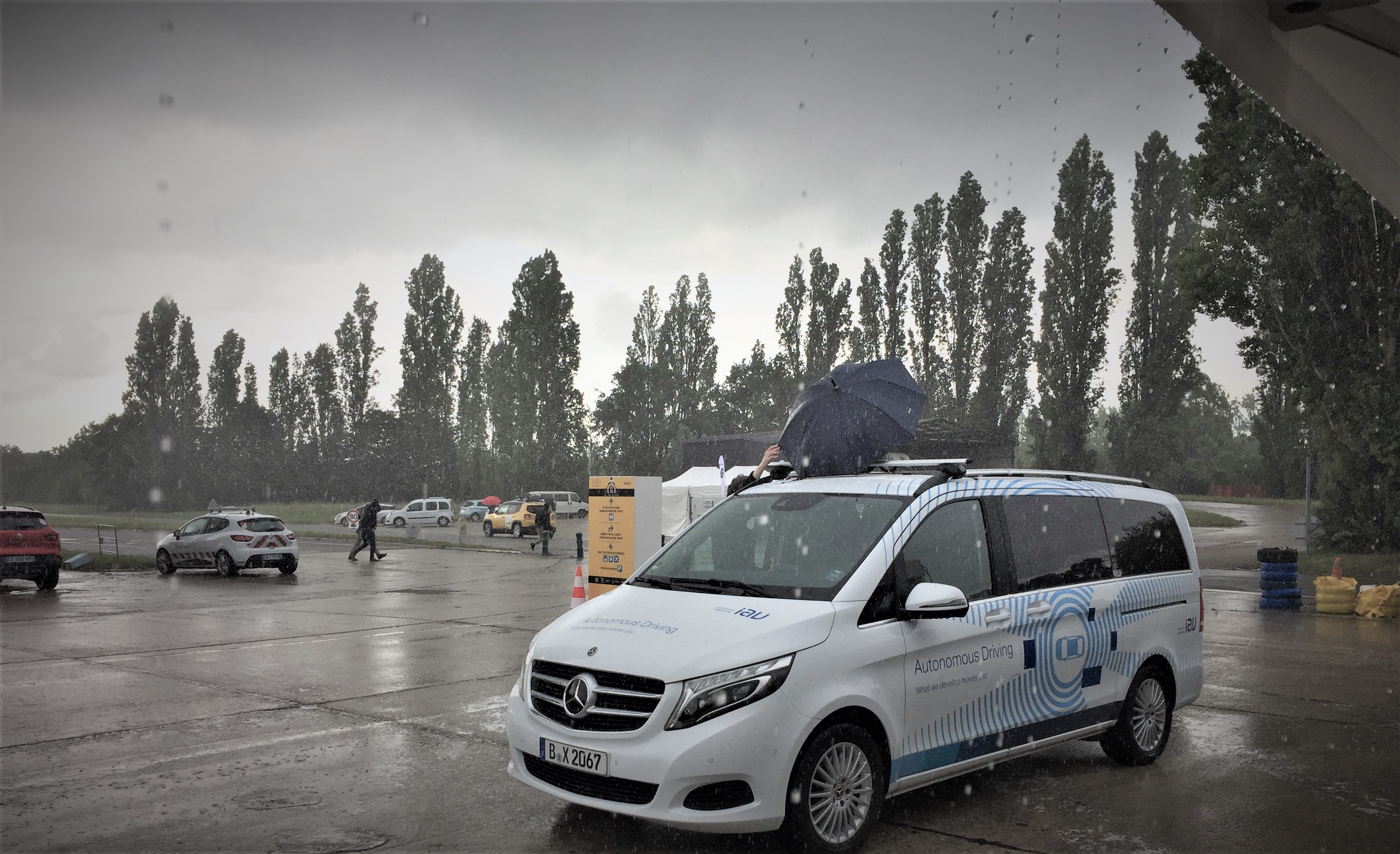 Roof sensors of the IAV GmbH vehicle had to be specially protected from rain. Source: author provided.