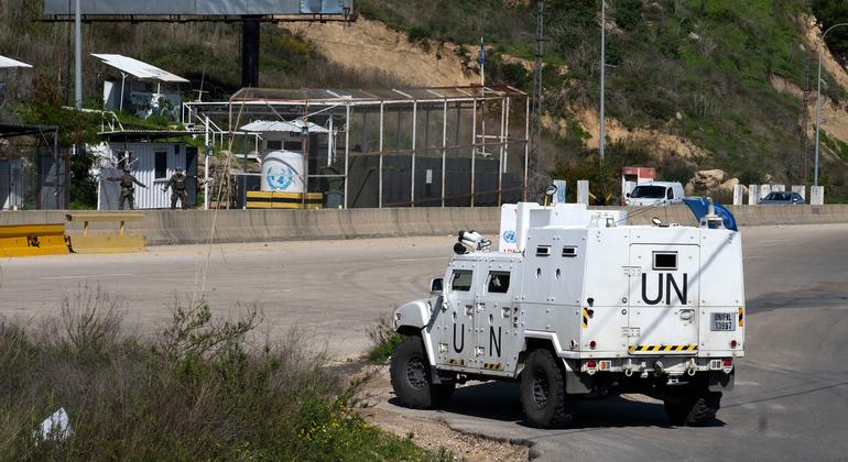 Tropas de mantenimiento de la paz de la UNIFIL patrullan en los alrededores de Tiro, sur del Líbano. 