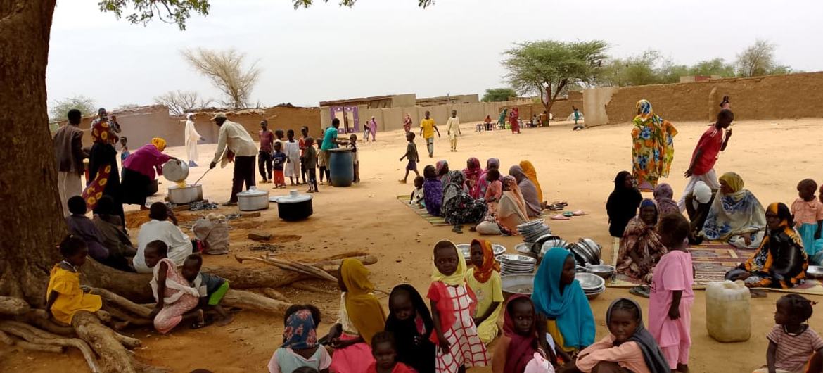 Families in Zamzam camp gather to receive a meal provided by the camp's Emergency Response Room. (file)