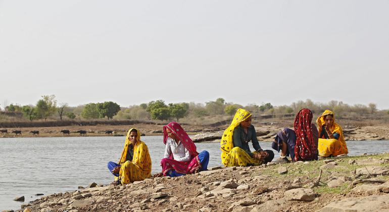 बेहतर जल उपलब्धता और संरक्षण प्रयासों ने महिलाओं पर पानी लाने का बोझ काफ़ी कम कर दिया है.