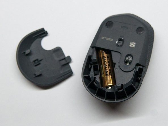 Opening the Logitech M170 Outer Casing, Remove the bottom cover: 手順 1、 1の画像 1