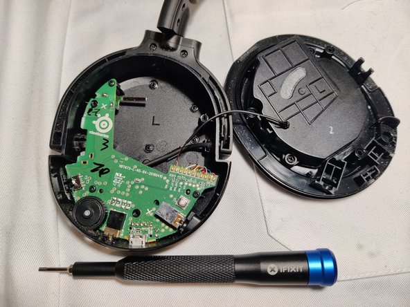 SteelSeries Arctis 1/7 micro USB port Replaced with USB C port, Unscrew the plastic cover: step 2, image 1 of 1