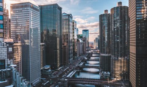 Sky view of the Chicago river in winter