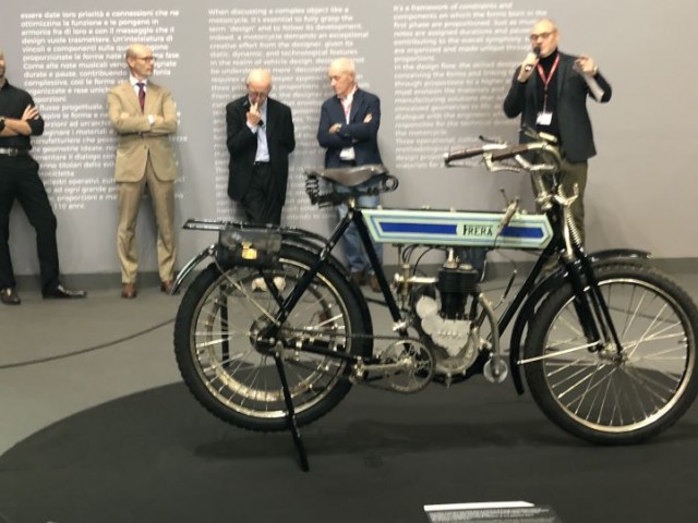 La Frera 2 1/4 HP lusso del 1914  che apre la sezione di EICMA dedicata alle moto storiche