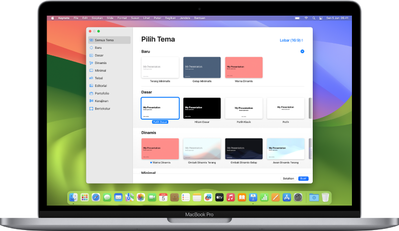 MacBook Pro dengan pemilih tema Keynote terbuka di layar. Kategori Semua Tema dipilih di sebelah kiri dan tema yang dirancang sebleumnya muncul di sebelah kanan di baris menurut kategori. Menu pop-up Bahasa dan Wilayah ada di pojok kiri bawah dan menu pop-up Standar dan Lebar ada di pojok kanan atas.